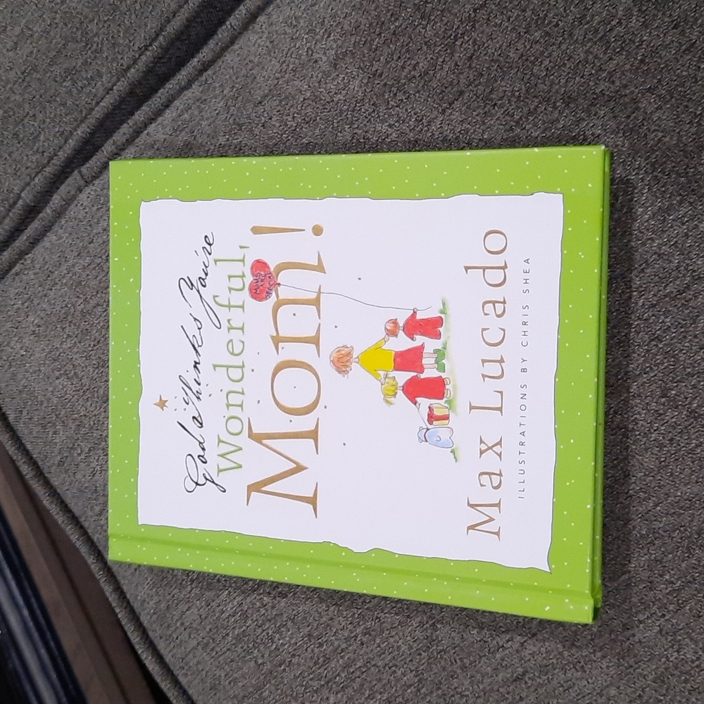 NWOT Gift Book for Mom